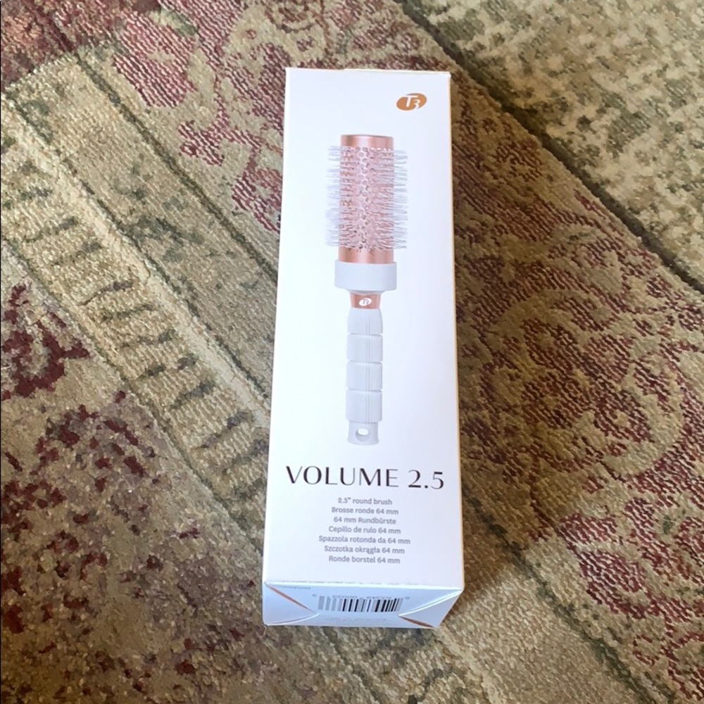 Round brush brand new t3